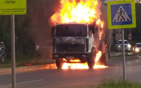 В Сыктывкаре прямо на дороге полыхала спецмашина