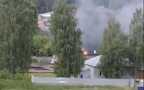 В Сыктывкаре за железнодорожным переездом случился пожар (видео)