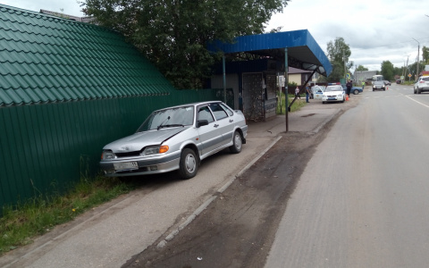 В Выльгорте водитель сбил женщину и влетел в автобусную остановку