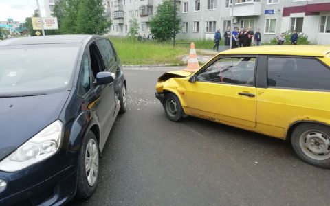 В Сыктывкаре «Форд» не уступил дорогу «восьмерке», пострадал ребенок