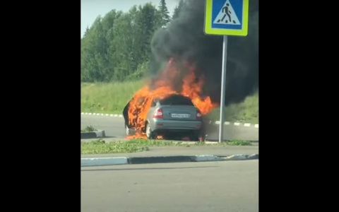 В Сыктывкаре у ТЦ «Июнь» полыхает автомобиль (видео)