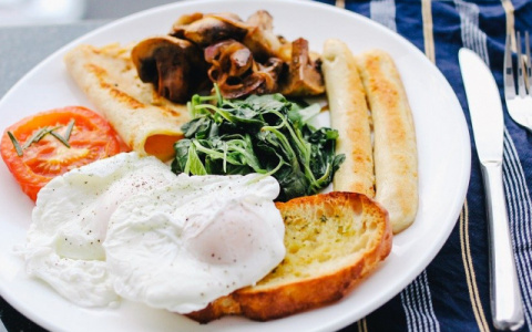 Назван признак рака, который можно заметить во время еды