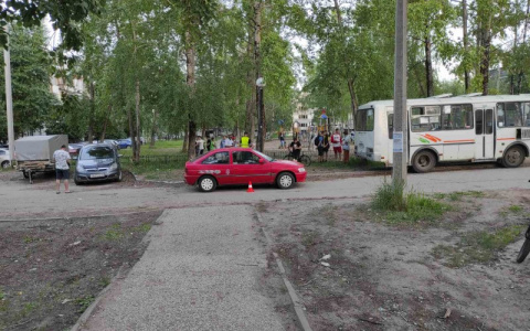 В Сыктывкаре ребенок выбежал на дорогу и угодил под машину