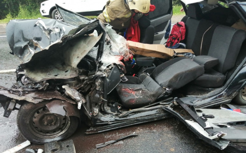 Под Сыктывкаром «Лада» влетела в КамАЗ и превратилась в груду искореженного металла