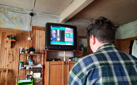 Нарколог объяснил, почему не стоит пить перед телевизором