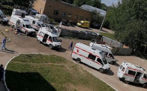 Сыктывкарцы заметили очереди из скорых у Республиканской больницы