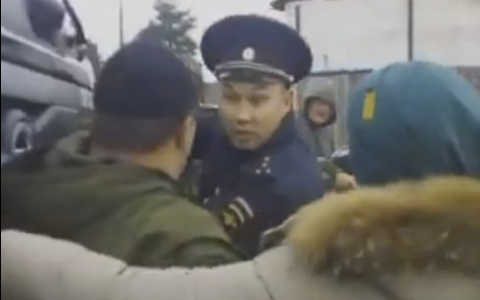 Стычки между жителями и полицейскими в Зимстане: почему местные вышли и заблокировали проезд
