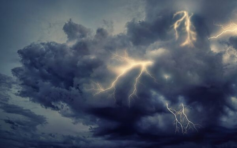 Жителей Коми предупредили о надвигающейся грозе с градом