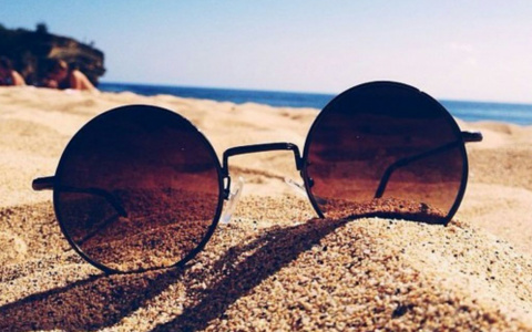 Эксперт рассказал, почему темные очки нужно носить всегда