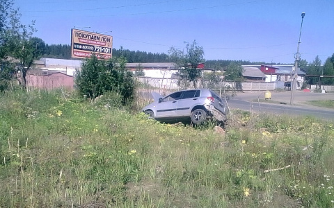В Сыктывкаре из-за ДТП машину выкинуло с дороги