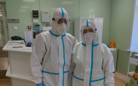 «Одеваемся, как космонавты»: ухтинские врачи рассказали о работе в «красной зоне»