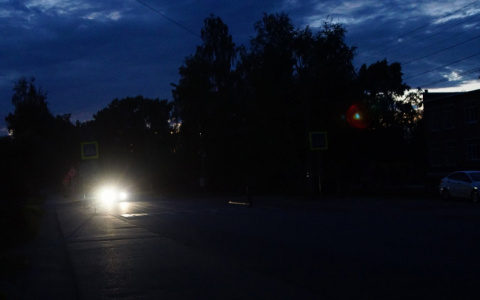 «Хотят сэкономить»: почему раннее отключение фонарей угрожает жизни сыктывкарцев