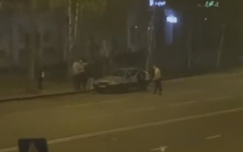 В Сыктывкаре молодые люди разбили стекло у машины во время драки (видео)