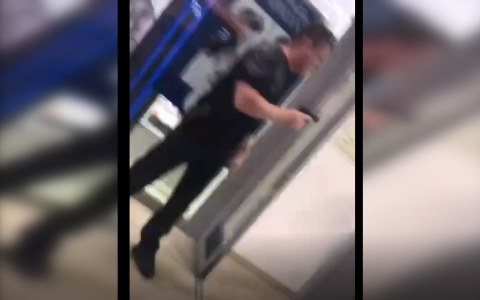 Появилось видео из торгового центра, где сыктывкарец угрожал людям оружием