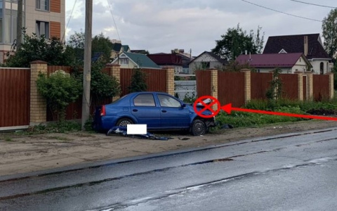 Сыктывкарец на «Логане» протаранил забор, есть пострадавшие