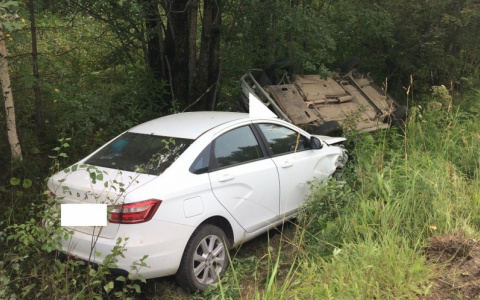 В Коми после столкновения на трассе два авто улетели в кювет