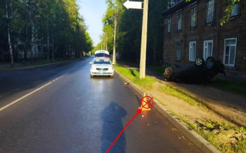 Пьяный сыктывкарец на Chevrolet влетел в бордюр и перевернулся прямо на тротуаре