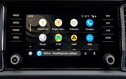 Simply clever решения: в ŠKODA теперь можно использовать основные функции мобильных приложений