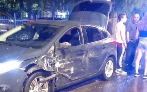 Ночью в Сыктывкаре жестко столкнулись две машины (фото)