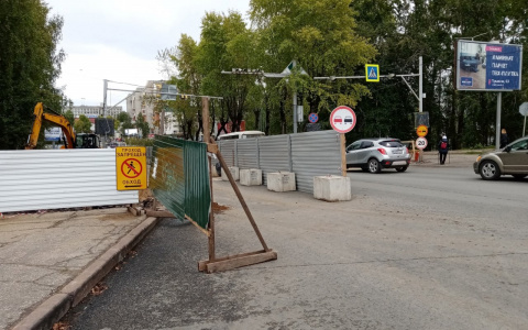 В Сыктывкаре установили забор, который заставляет пешеходов идти прямо по проезжей части