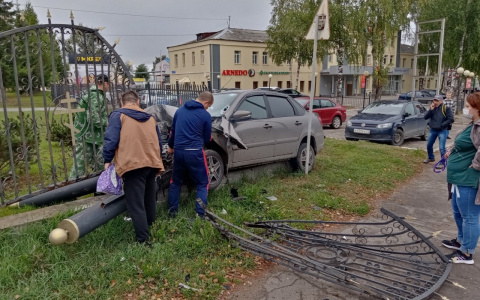 В Сыктывкаре машина влетела в железный забор и снесла его