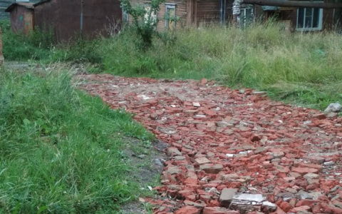 «Кирпичи бросают прямо на землю»: дорогу у техникума в Сыктывкаре завалили строительным мусором