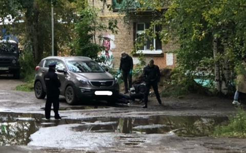 В Коми посреди улицы нашли труп: на месте работают криминалисты
