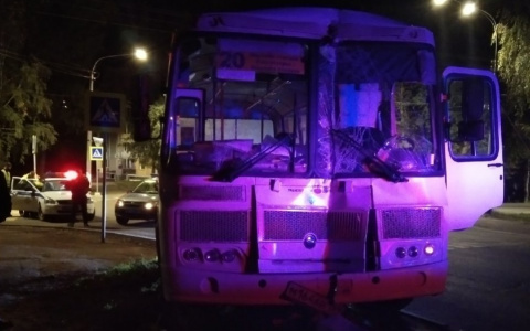 Сыктывкарка: "Автобус пытался скрыться от погони и снес столб"