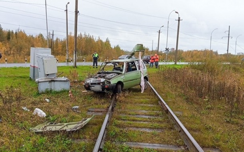 В Коми водитель вылетел на рельсы, проломил себе голову и лишился части уха