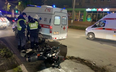 В Сыктывкаре мотоциклист в одиночку устроил аварию и уехал в больницу