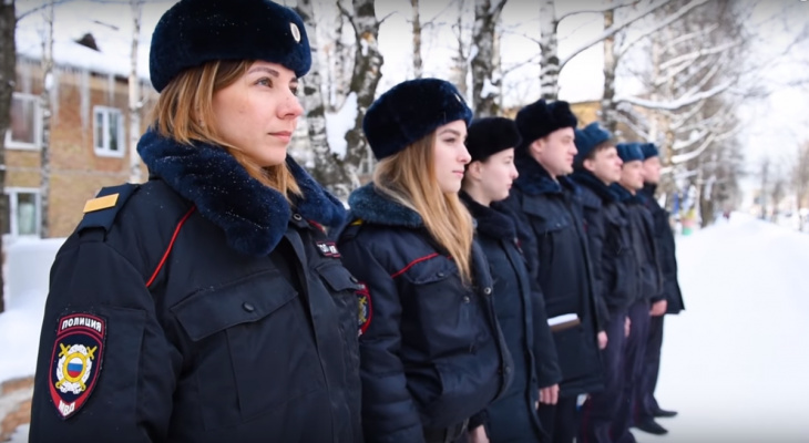 Фото девушки полицейской в зимней форме