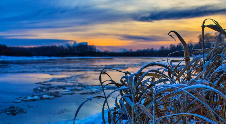 Фото дня: зимний рассвет над рекой в Сыктывкаре