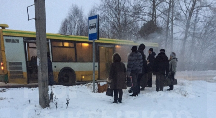 Задымление в автобусе. Загорелся автобус Екатеринбург. Остановка возле народного Сыктывкар.