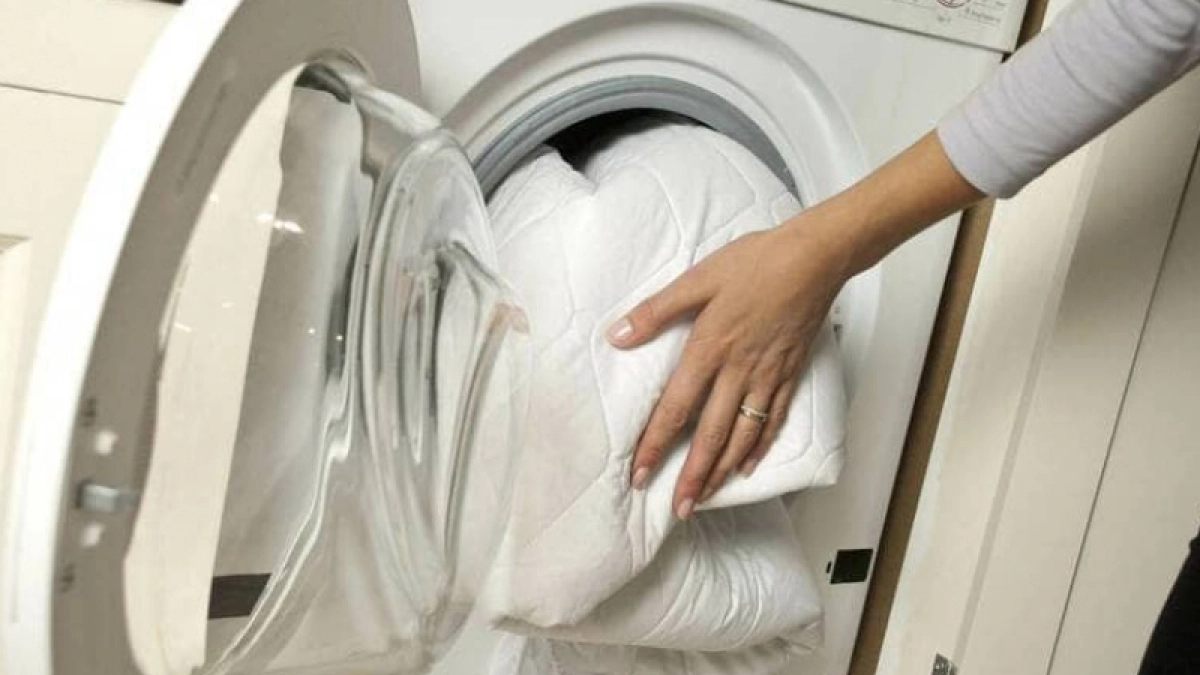 Стакан при стирке — и вещи кипельно-белые: прачка раскрыла, что заливает в стиралку вместе с порошком — стоит копейки