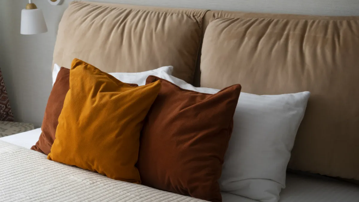 Даже старые подушки запахнут свежестью: 1 хитрость от пота и изношенности