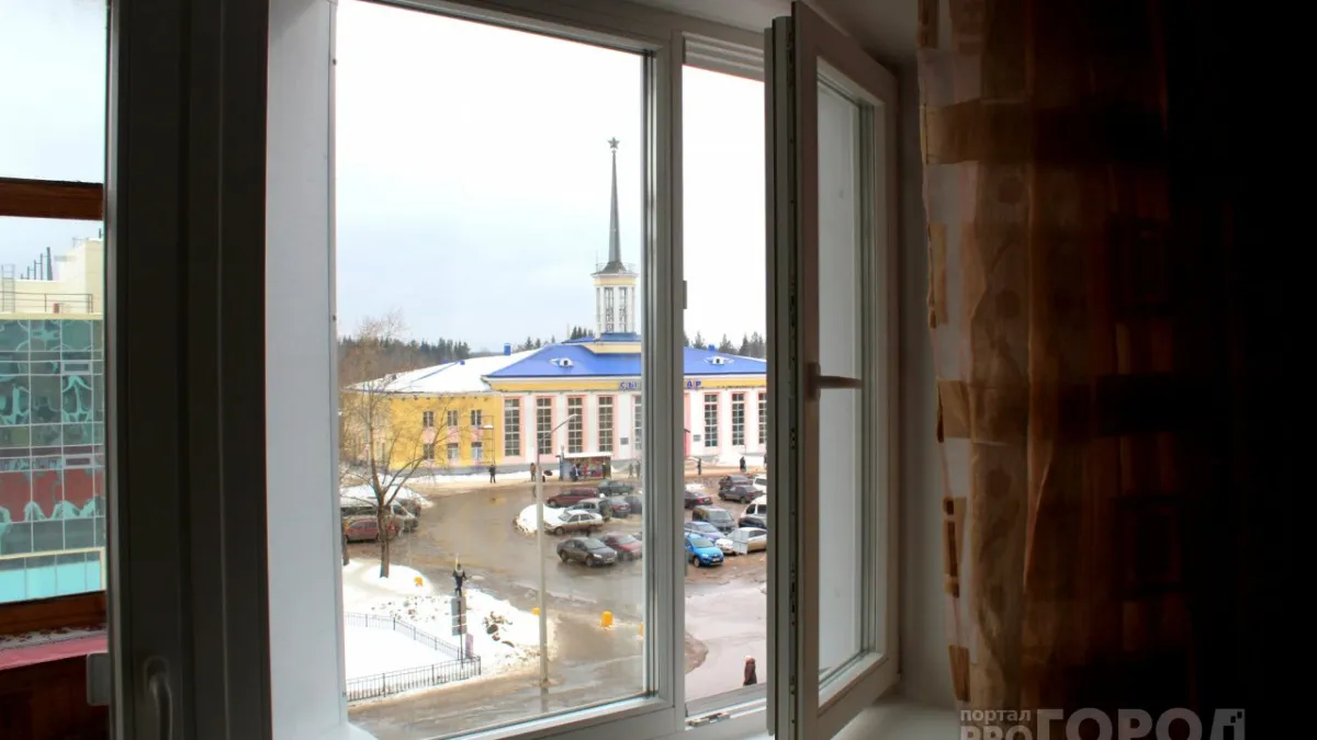 Наклеили за 5 минут и не мерзнем: из окон больше не дует, а подоконник теплый