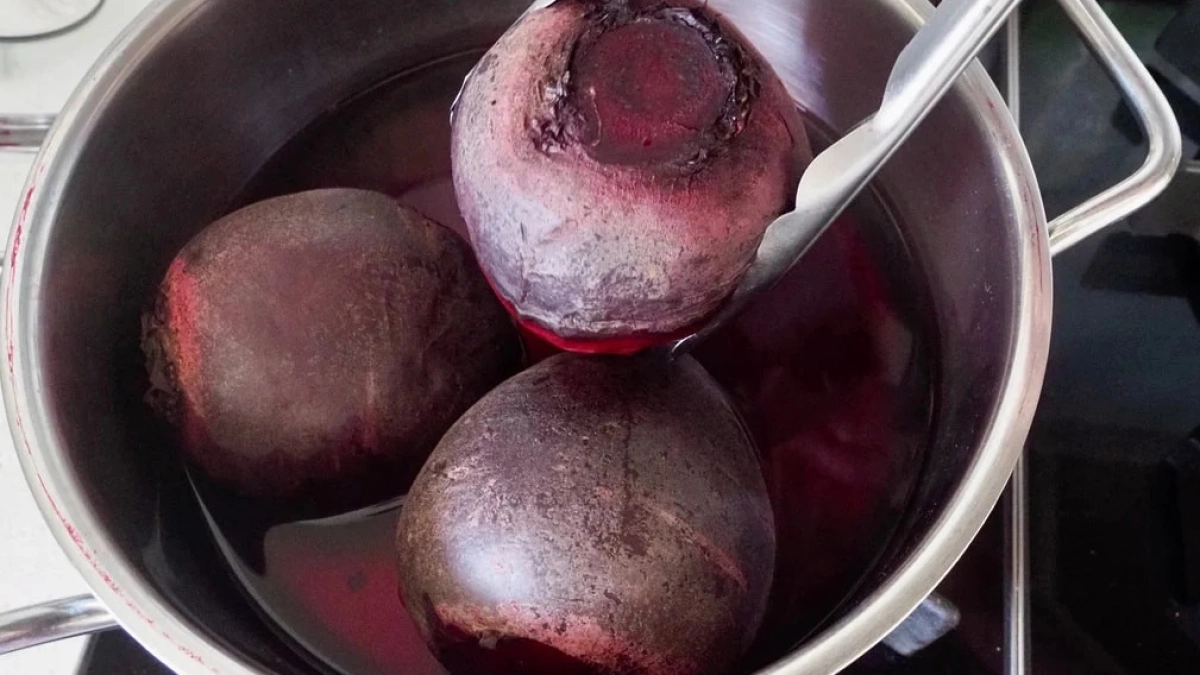 Не варю свеклу часами — хватает 15 минут: есть одна уловка при варке — выходит вкуснее, сочнее и без запаха на весь дом