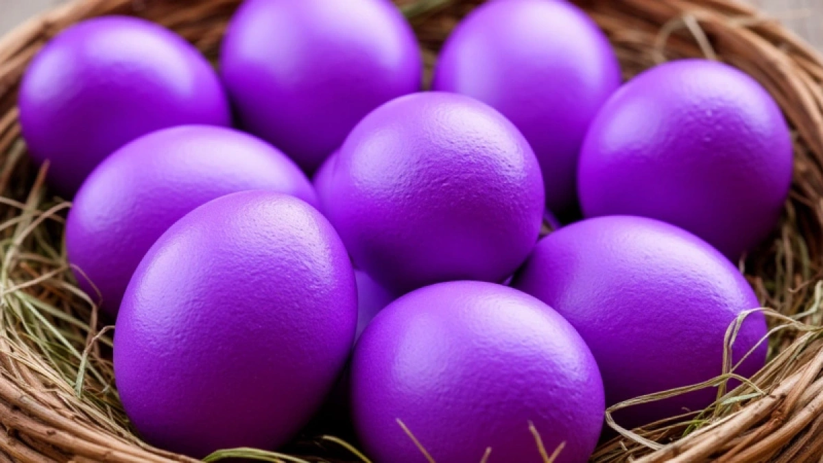 Даже разбивать жалко: варю яйца с этой неприметной травкой — получаю чудные лиловые скорлупки на Пасху