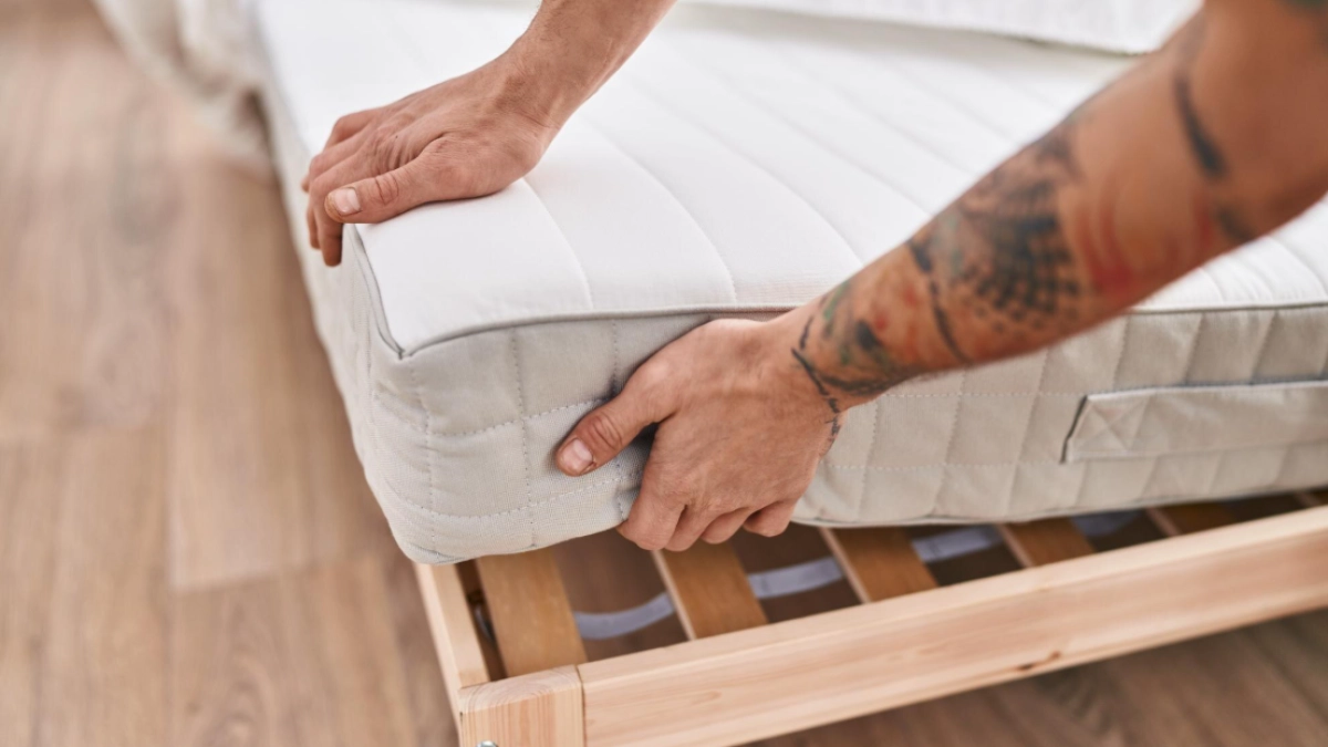 Микробы и пылевые клещи "сыграют в ящик": простой способ отпарить матрас без парогенератора — лайфхак