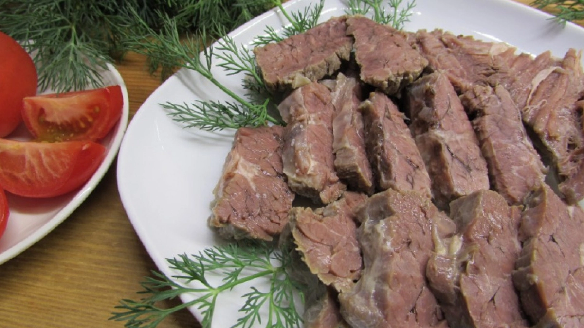 Надо ли сливать "первую воду" при варке мяса: шеф-повар поставил точку в вопросе