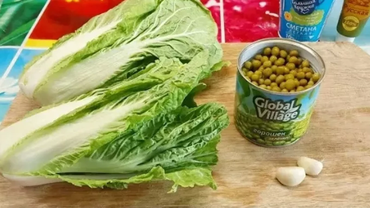 «Сметете» всю пекинку в магазине: самый вкусный салат на скорую руку — 7 минут, и она на столе