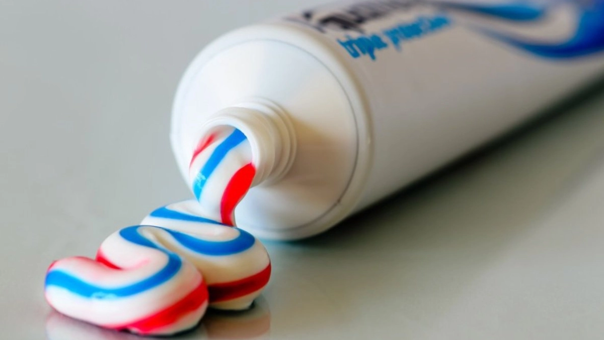 Роскачество обнаружило зубные пасты, которые не испортят эмаль – список