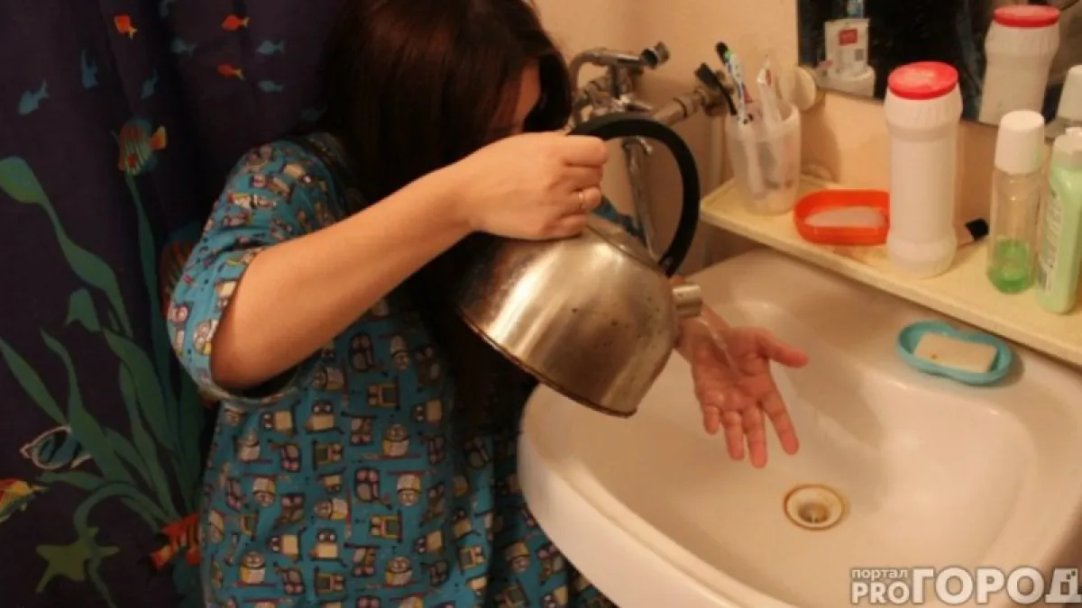 Кидаю 3 кусочка в чайник — и накипь пропадает моментально: лайфхак безопасен для здоровья и прибора