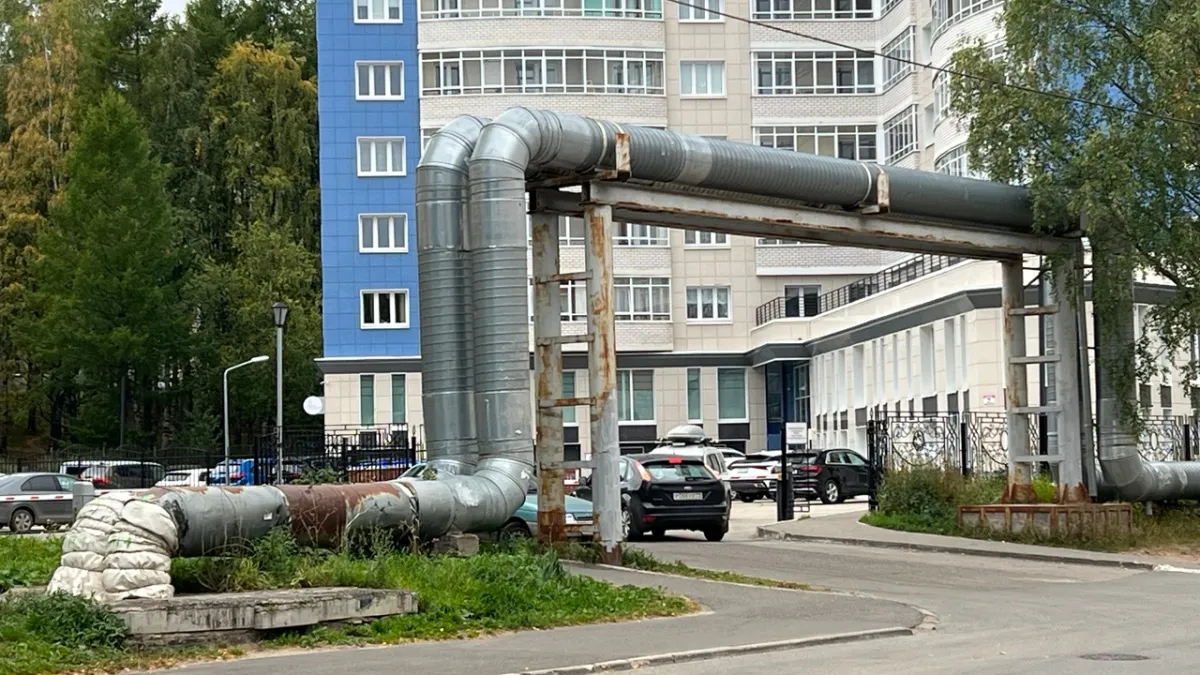 В Сыктывкаре коммунальщики утепляют трубы минеральной ватой