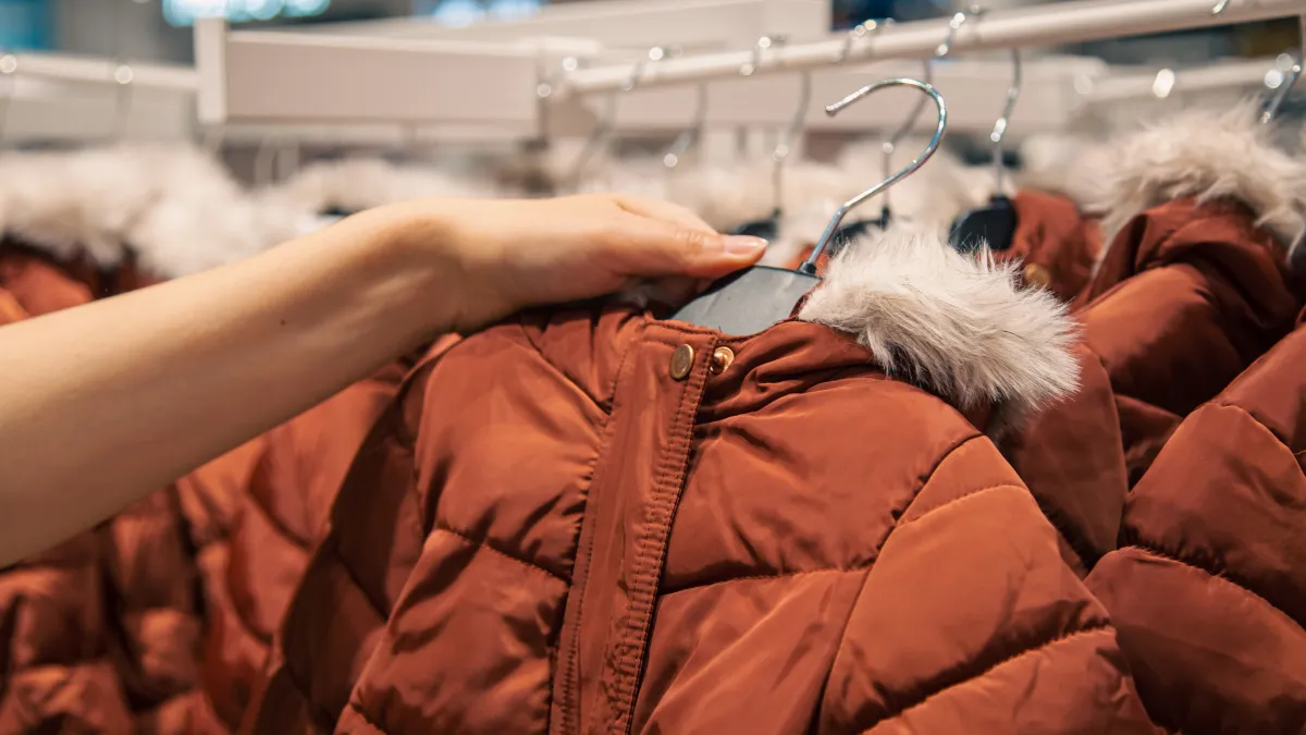 Горничная в отеле показала, как убрать грязь с пуховика без воды