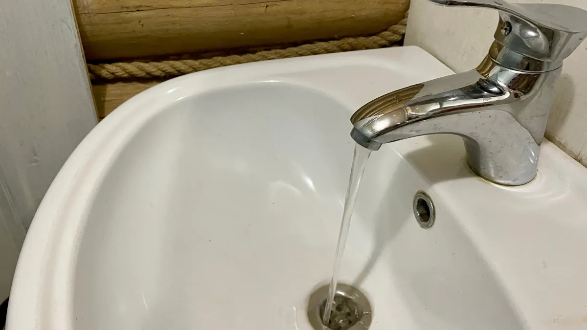 В Коми коммунальщики греют промерзший водопровод