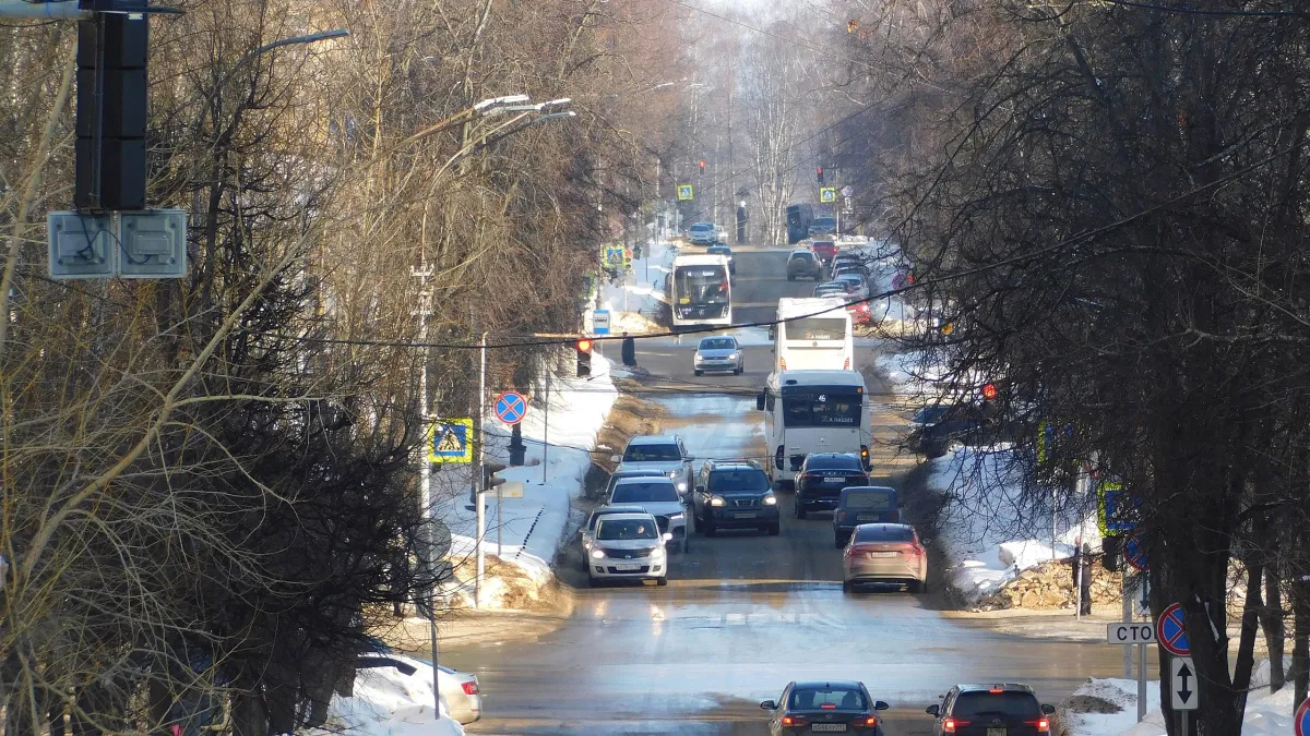 Кто по правилам должен проехать первым при встречном разъезде на подъеме