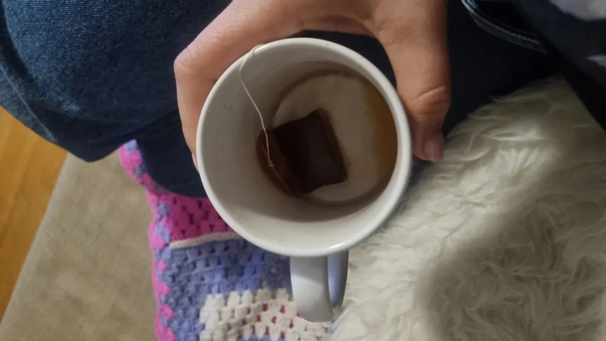 Вешаю чайный пакетик на ручку шкафа: друг крутил у виска, а теперь сам использует и благодарит