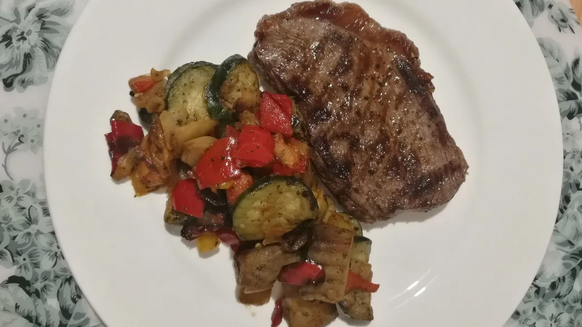 Что жарится первым — мясо или грибы? Запомните одно простое правило приготовления ароматного жаркого