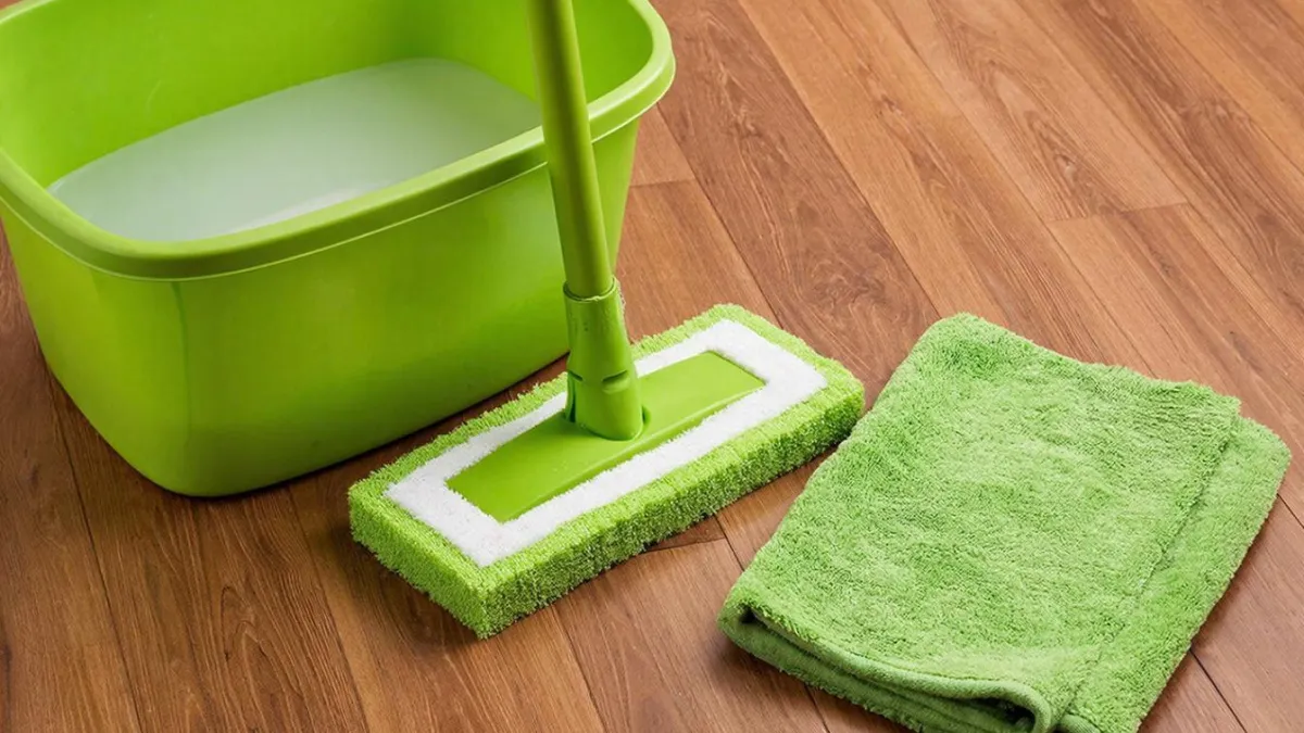 Солю воду перед уборкой - и квартира сияет: моем дом по-советски работает лучше покупных средств